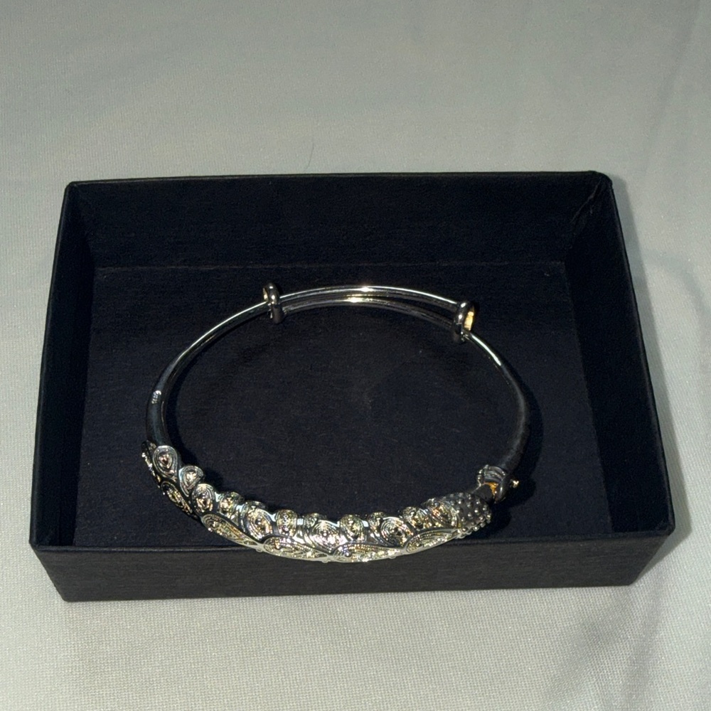 Sophisticated Silver Bracelet with Crystal Accents